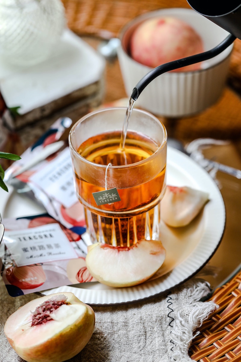 Recettes de Cocktails au Thé pour Célébrer la Fin de l'Été