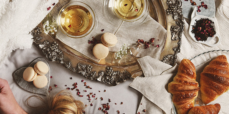 	Coffret de thés présenté dans une atmosphère douce et naturell