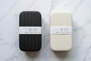 Boîte bento noire Nuri Ajiro avec couvercle à motif tressé, vue de dessus.