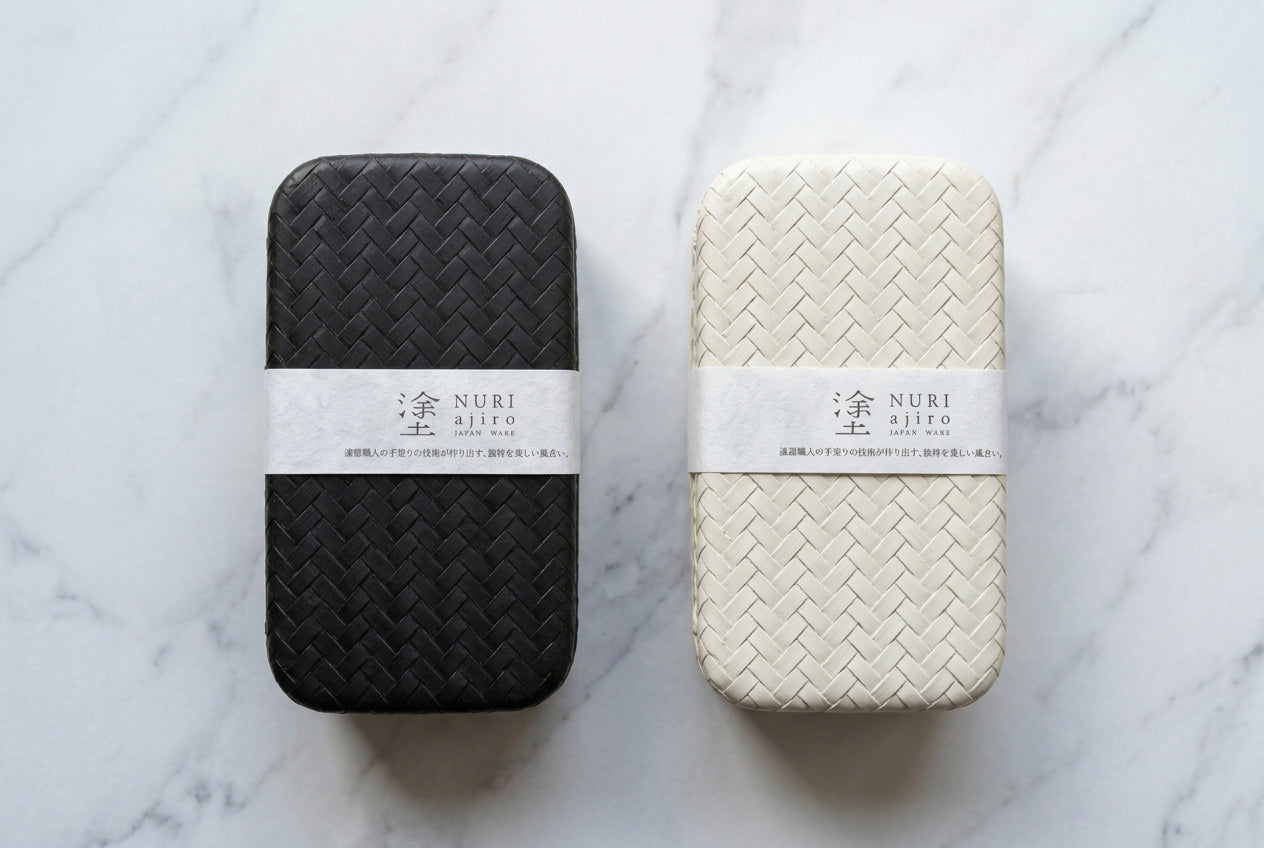 Boîte bento noire Nuri Ajiro avec couvercle à motif tressé, vue de dessus.
